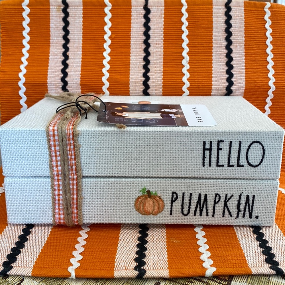 🆕🎃Rae Dunn “HELLO PUMPKIN” Decor